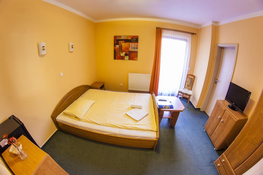 Penzion Cernej Ptak Hotel Jindrichuv Hradec Bagian luar foto